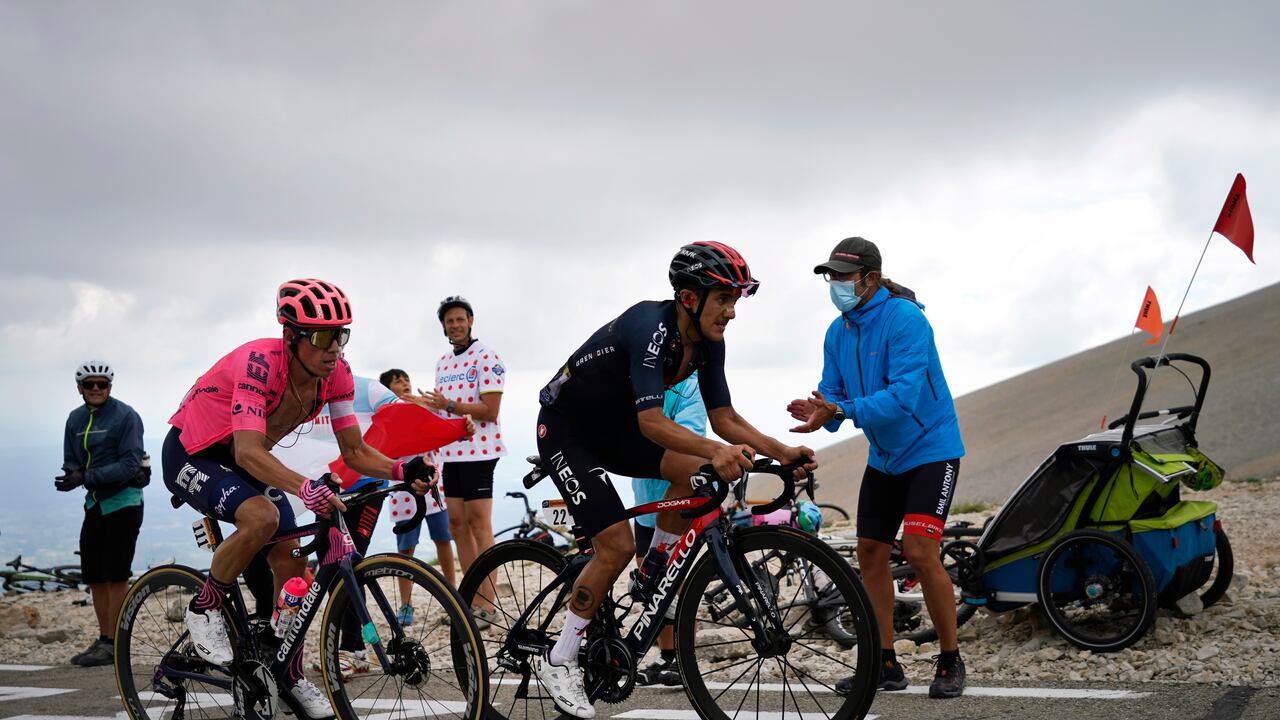 Rigoberto Urán y Richard Carapaz en el Tour de Francia.