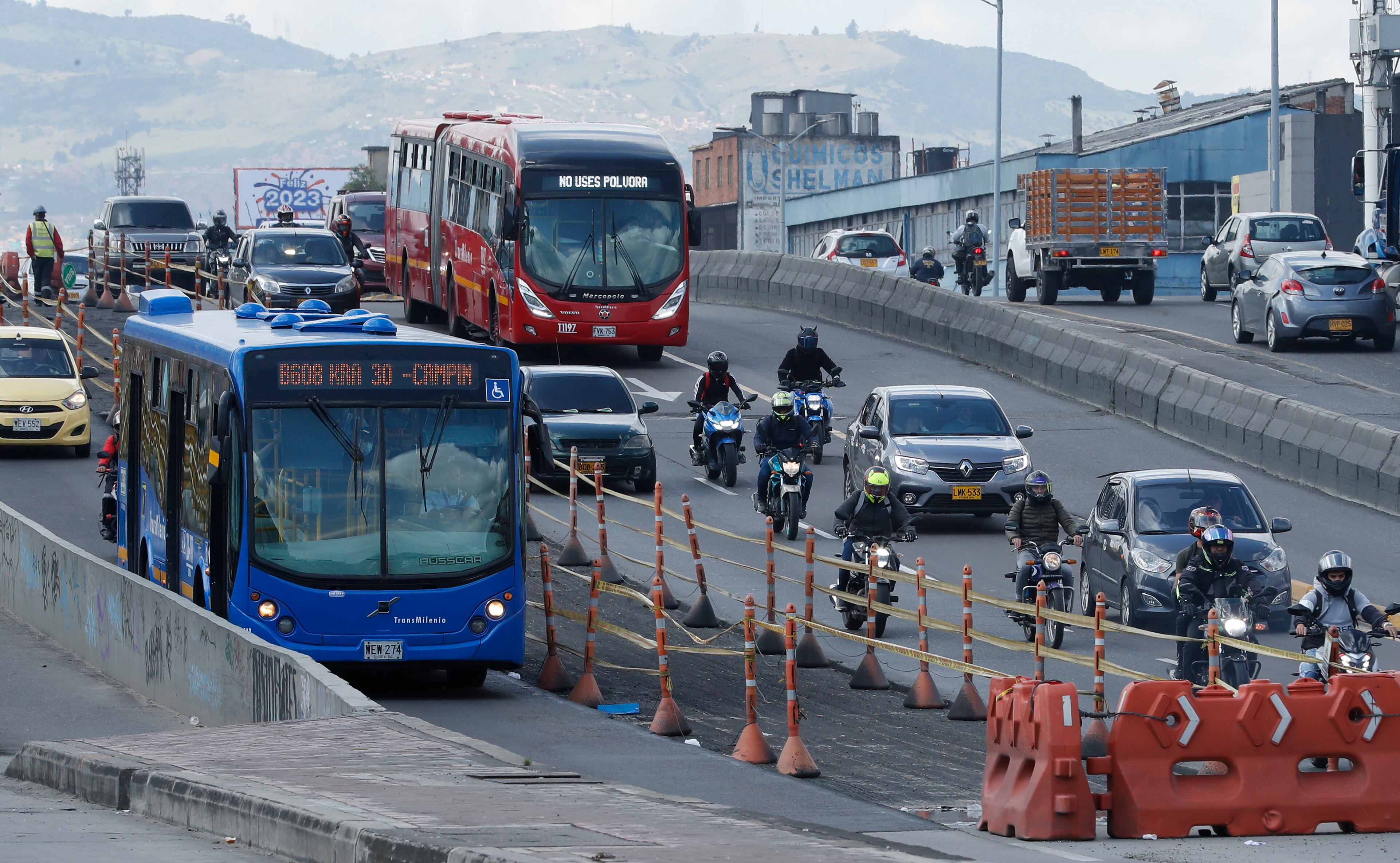 frentes de obra reparación de malla vial sobre la NQS 
Obras para mejorar la movilidad en Bogotá 
Enero 4 del 2023
Foto Guillermo Torres Reina / Semana