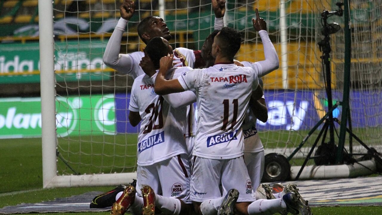 El hecho quedó grabado en las cámaras de los medios de comunicación que se encontraban allí. Tolima, por su parte, no se ha pronunciado al respecto.