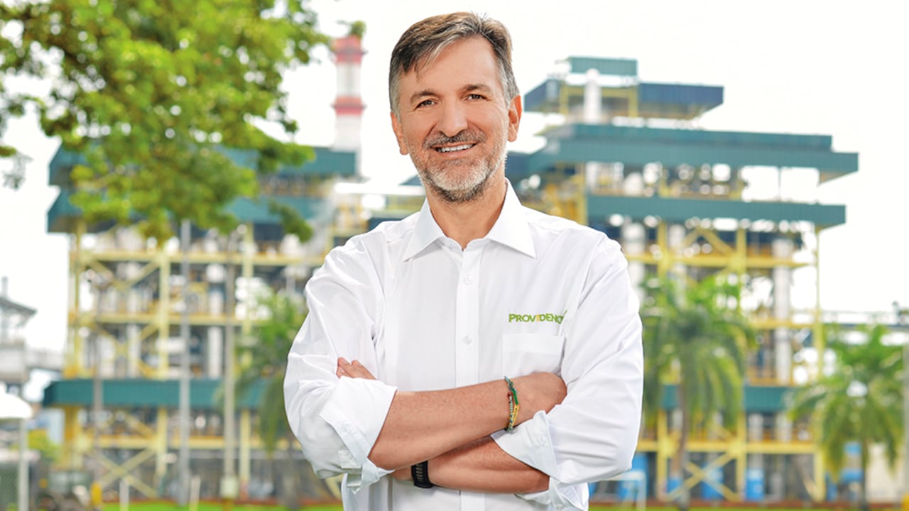 Vicente Borrero, gerente general del Ingenio Providencia, asegura que la innovación en productos es clave para mantener el liderazgo. Providencia es el único ingenio que produce alcohol orgánico.