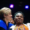 La primera dama de Colombia, Verónica Alcocer /(izquierda), abraza a la vicepresidenta Francia Márquez (derecha) durante la celebración de la campaña de Gustavo Petro, quien ganó la segunda vuelta de las elecciones presidenciales en Colombia, el 19 de junio de 2022. (Foto de Sebastian Barros/NurPhoto vía Getty Images)