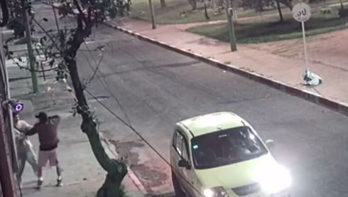 Los delincuentes se movilizaban en un taxi y cuando la víctima estaba cerca del vehículo, lo encañonaron.