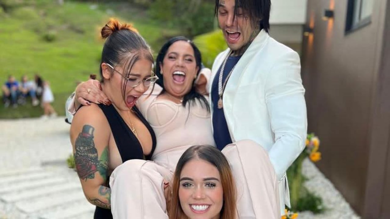 La imagen publicada por Yéferson Cossio en sus redes sociales luego de darle el regalo a su mamá.