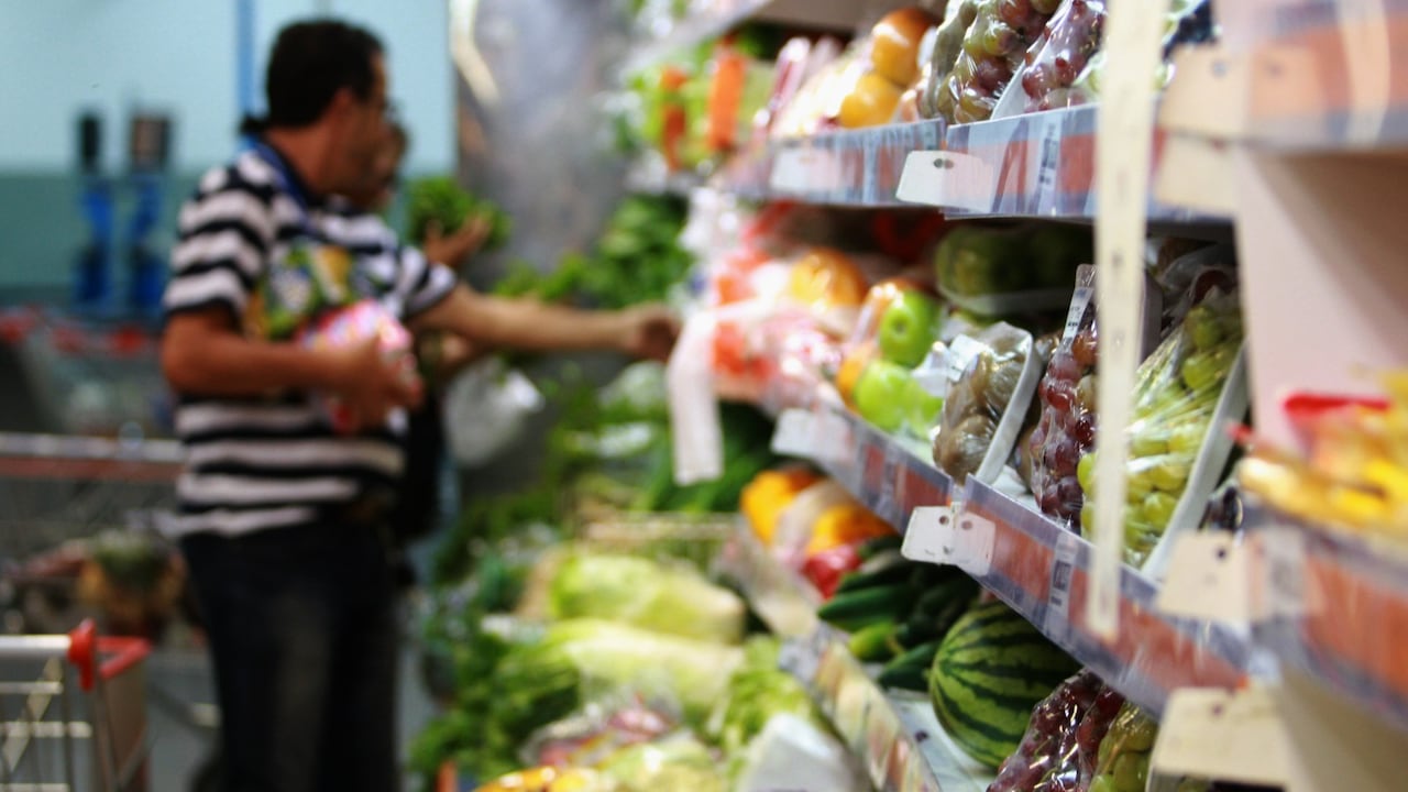 El Dane define la inflación como una medida de cambio en los precios de bienes y servicios que refleja el consumo de los hogares en un país, conocida como “canasta”.