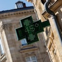 Esta fotografía tomada el 18 de julio de 2022 en Burdeos muestra el letrero de una farmacia que muestra una temperatura de 45 °C, mientras una ola de calor azota Francia. - Quince departamentos, en su mayoría en el lado occidental de Francia, están bajo "vigilancia roja" a medida que una ola de calor golpea el país y debería alcanzar su punto máximo el 18 de julio de 2022. (Foto de ROMAIN PERROCHEAU / AFP)
