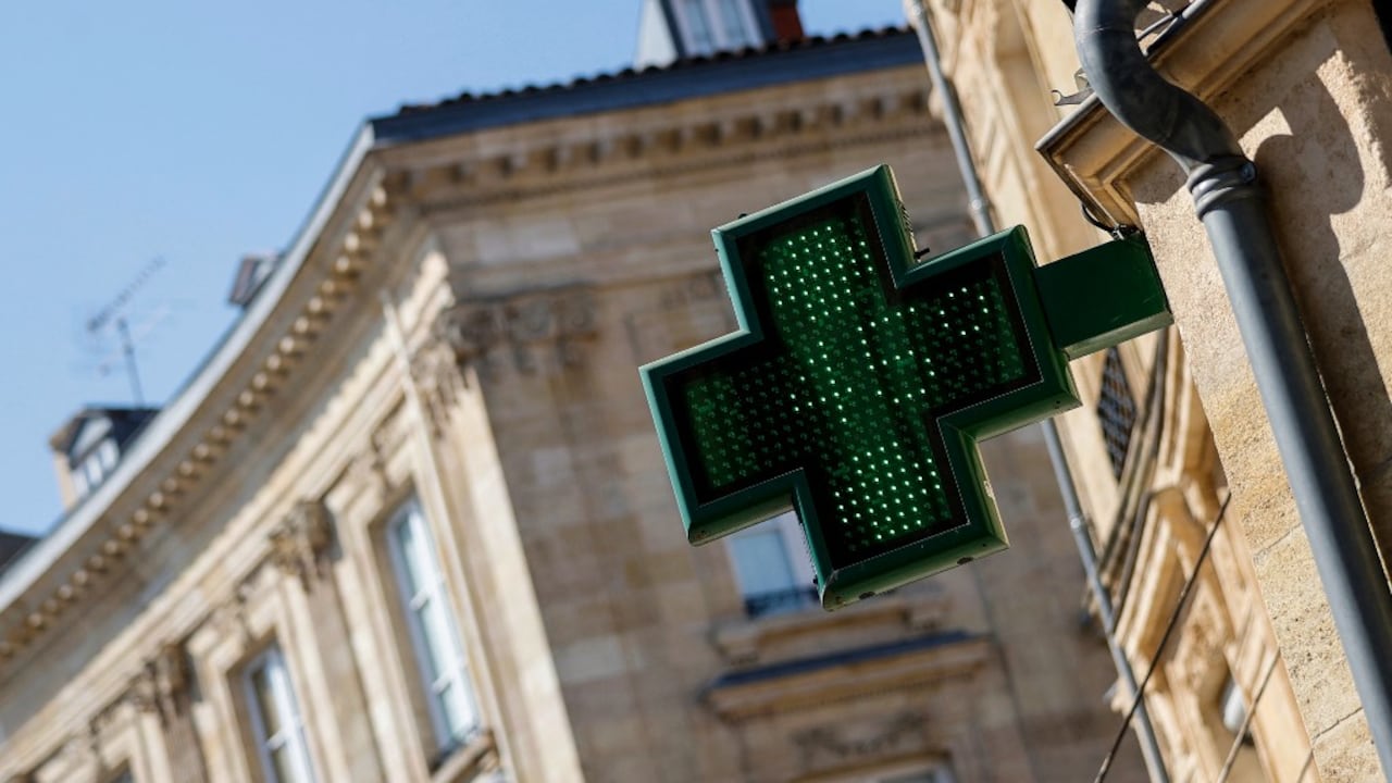 Esta fotografía tomada el 18 de julio de 2022 en Burdeos muestra el letrero de una farmacia que muestra una temperatura de 45 °C, mientras una ola de calor azota Francia. - Quince departamentos, en su mayoría en el lado occidental de Francia, están bajo "vigilancia roja" a medida que una ola de calor golpea el país y debería alcanzar su punto máximo el 18 de julio de 2022. (Foto de ROMAIN PERROCHEAU / AFP)