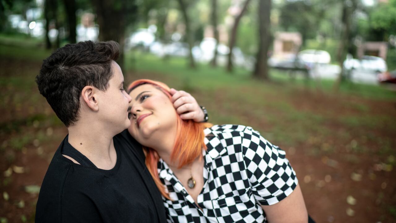 Pareja a punto de besarse