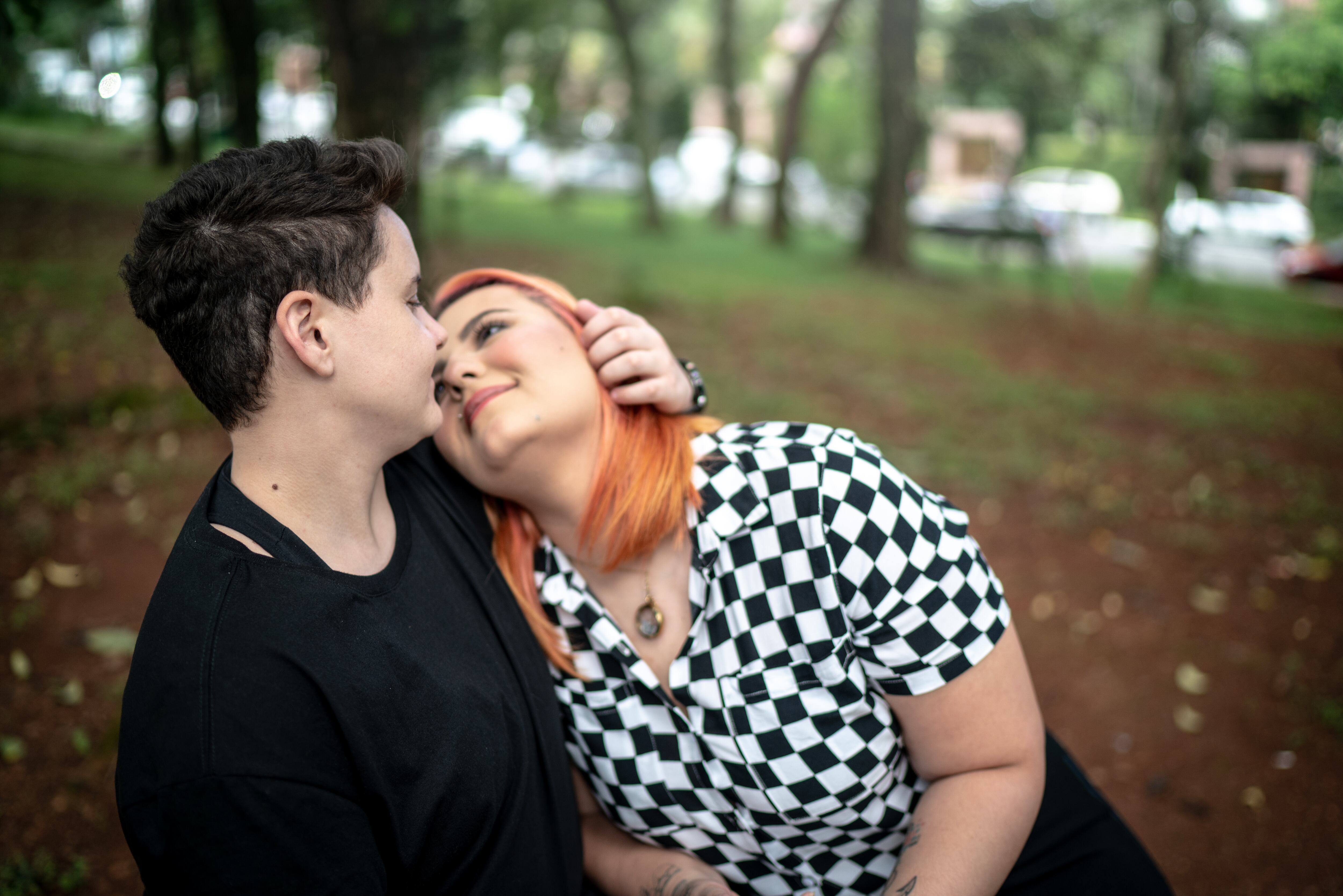 Pareja a punto de besarse