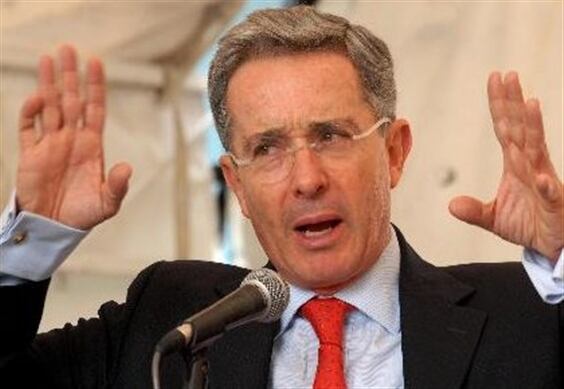 El expresidente colombiano Álvaro Uribe volvió a aremeter contra Hugo Chávez.