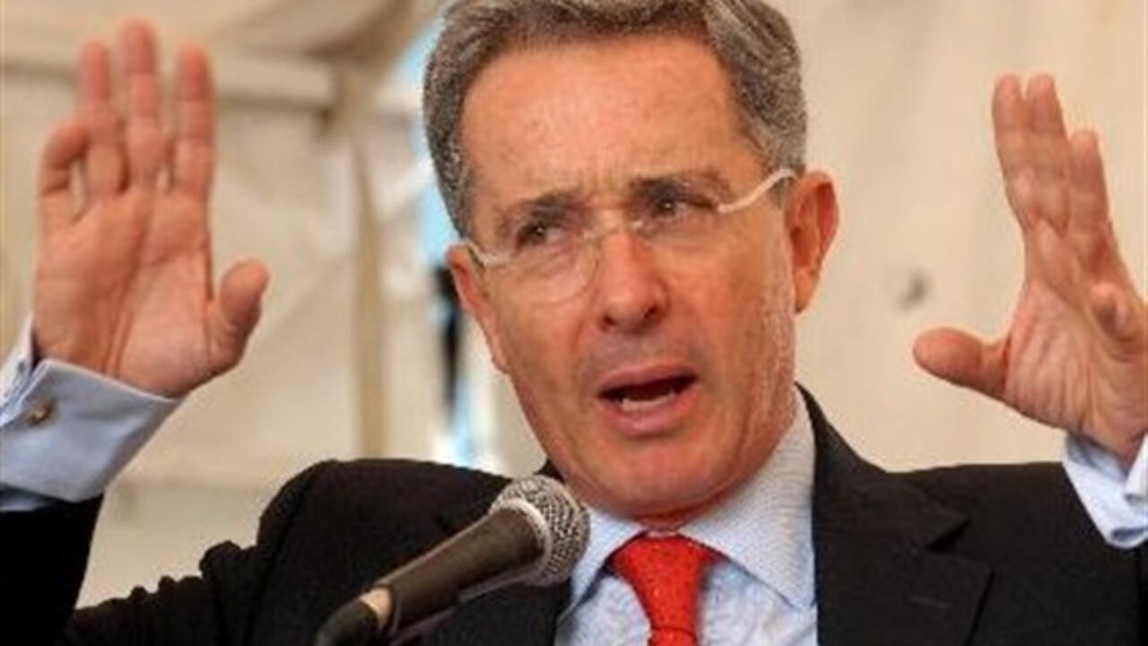 El expresidente colombiano Álvaro Uribe volvió a aremeter contra Hugo Chávez.