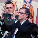 El presidente colombiano Gustavo Petro toma una foto con su teléfono durante una ceremonia para comenzar un alto el fuego de seis meses como parte de un proceso para iniciar una paz permanente entre el ELN y el gobierno en Bogotá, Colombia, el 3 de agosto de 2023. (Foto por Sebastián Barros/NurPhoto vía Getty Images)