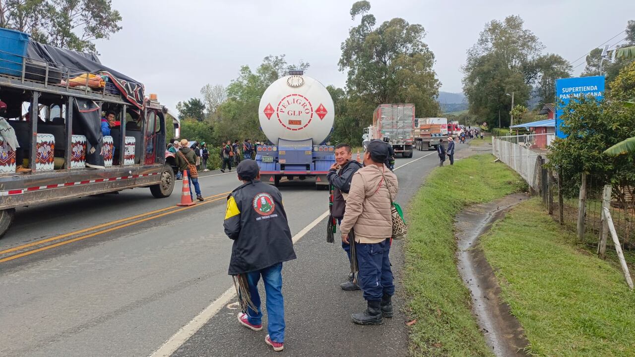 Los denominados Nietos del Quintín Lame llegaron en varios chivas a este punto de la vía Popayán-Cali para después bloquear la carretera en varios tramos, indicaron los testigos.