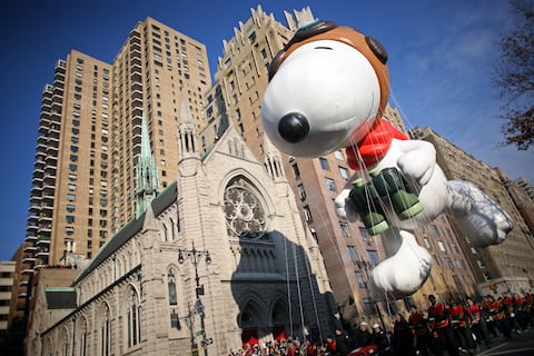 Los participantes del desfile guían una carroza de Snoopy en el desfile anual del Día de Acción de Gracias de Macy's el 27 de noviembre de 2008 en la ciudad de Nueva York. Yana Paskova/Getty Images/AFP (Photo by Yana Paskova / GETTY IMAGES NORTH AMERICA / Getty Images via AFP)