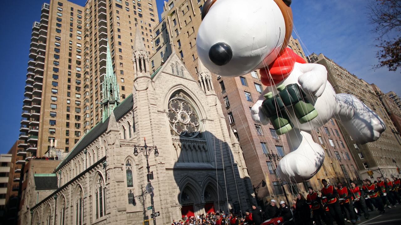 Los participantes del desfile guían una carroza de Snoopy en el desfile anual del Día de Acción de Gracias de Macy's el 27 de noviembre de 2008 en la ciudad de Nueva York.