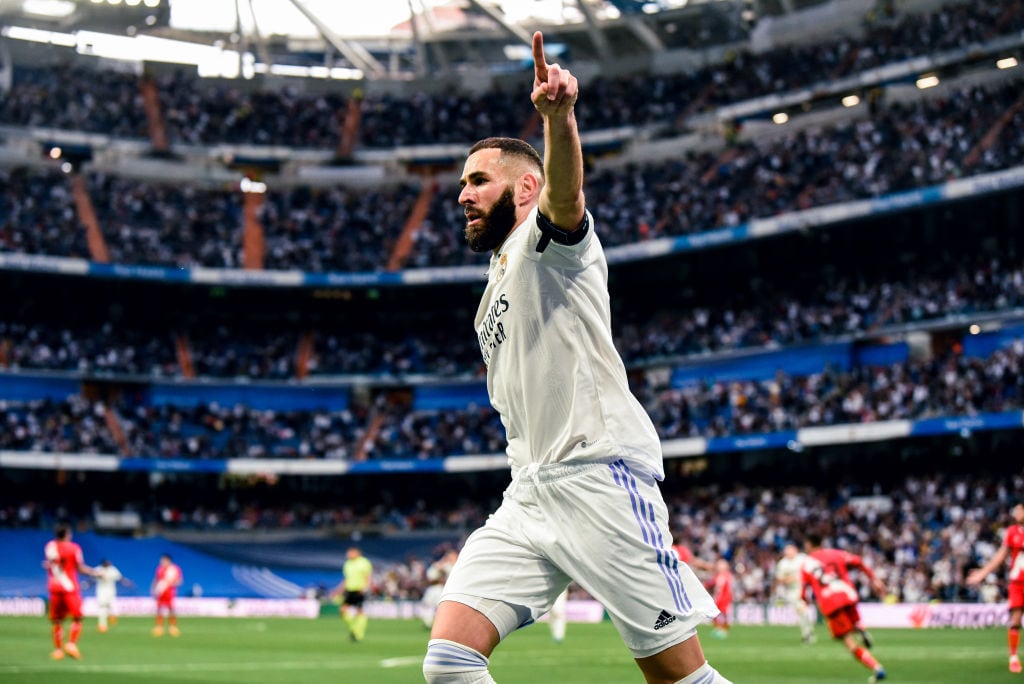 Karim Benzema celebrando su gol con el Real Madrid.