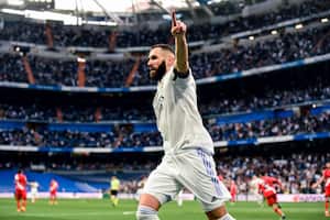 Karim Benzema celebrando su gol con el Real Madrid, frente al Rayo Vallecano.