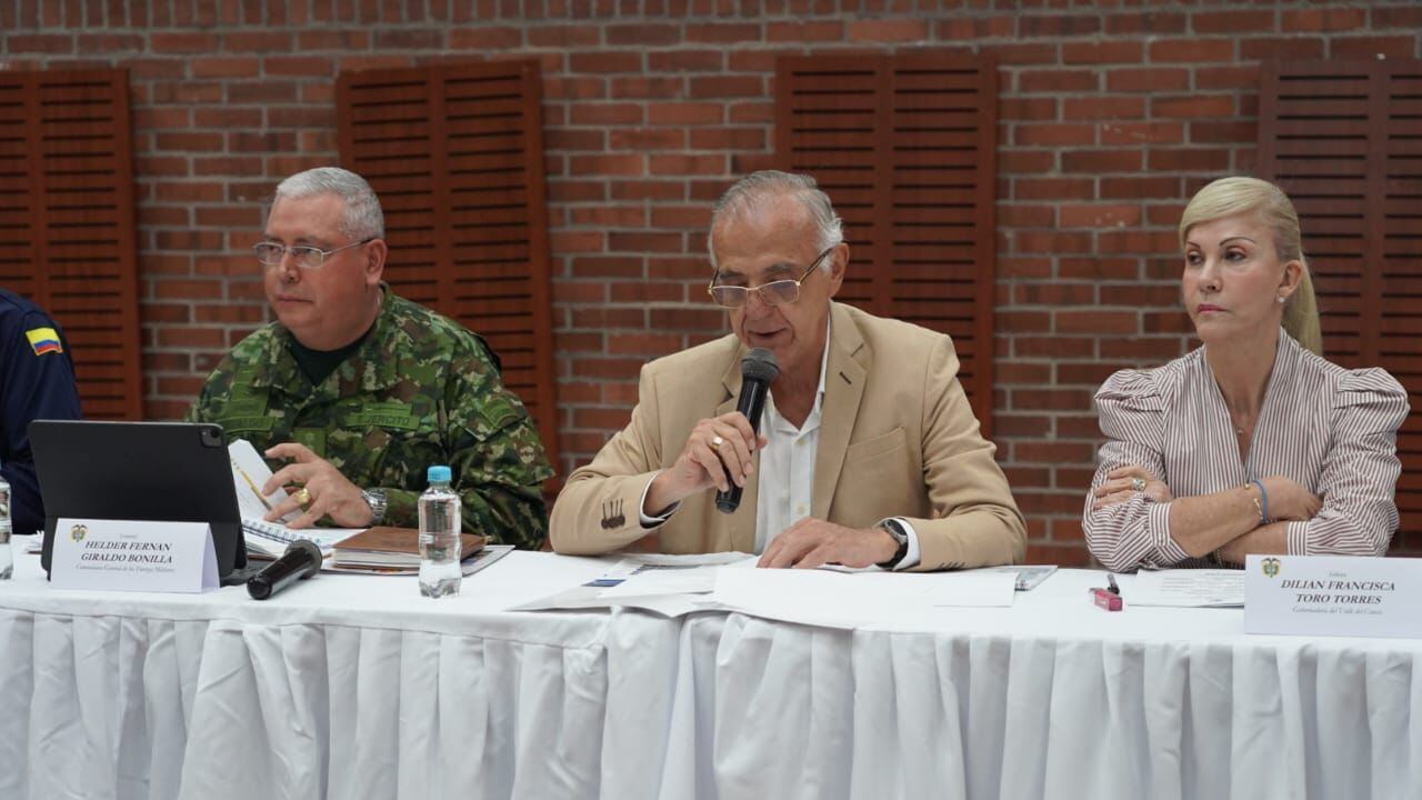 Con la participación del ministro de Defensa Nacional, Iván Velásquez, la Alcaldía de Santiago de Cali realiza un consejo de seguridad, en el centro cultural de Cali. Fotos Cortesía Ejercito.