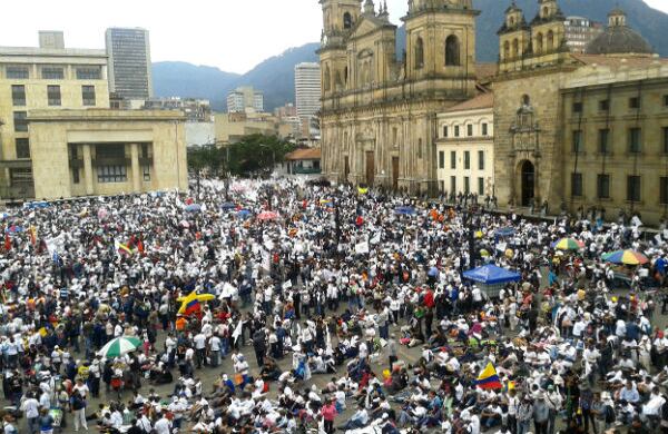 Hacia las 11 a.m. se comenzó a llenar la Plaza de Bolívar, como uno de los puntos de concentración más importantes en Bogotá. Fotografía: León Darío Peláez / SEMANA.
