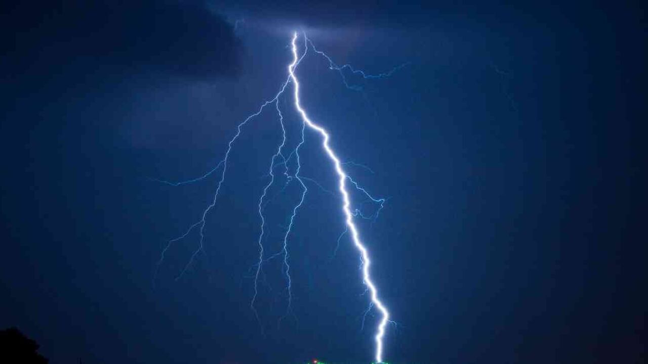 Tener más gotas en la atmósfera hace posible que esas colisiones de agua y hielo creen un desequilibrio de carga eléctrica, lo que conduce a los rayos