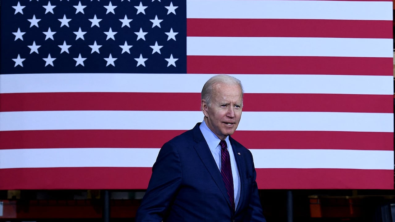 El presidente estadounidense Joe Biden anunció más ayuda militar para Ucrania, como municiones de artillería y radares (Photo by OLIVIER DOULIERY / AFP)