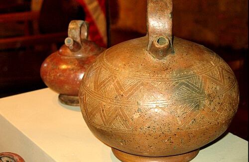 Alcarrazas del Valle del Cauca, con dos mil años de antigüedad. En estas los precolombinos preparaban sustancias alucinógenas para beberlas en el rito de los funerales. 