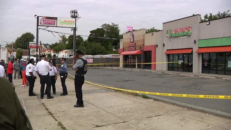 Personal de emergencia de Nueva York atiende un tiroteo frente a un Dunkin’ Donuts en Queens.