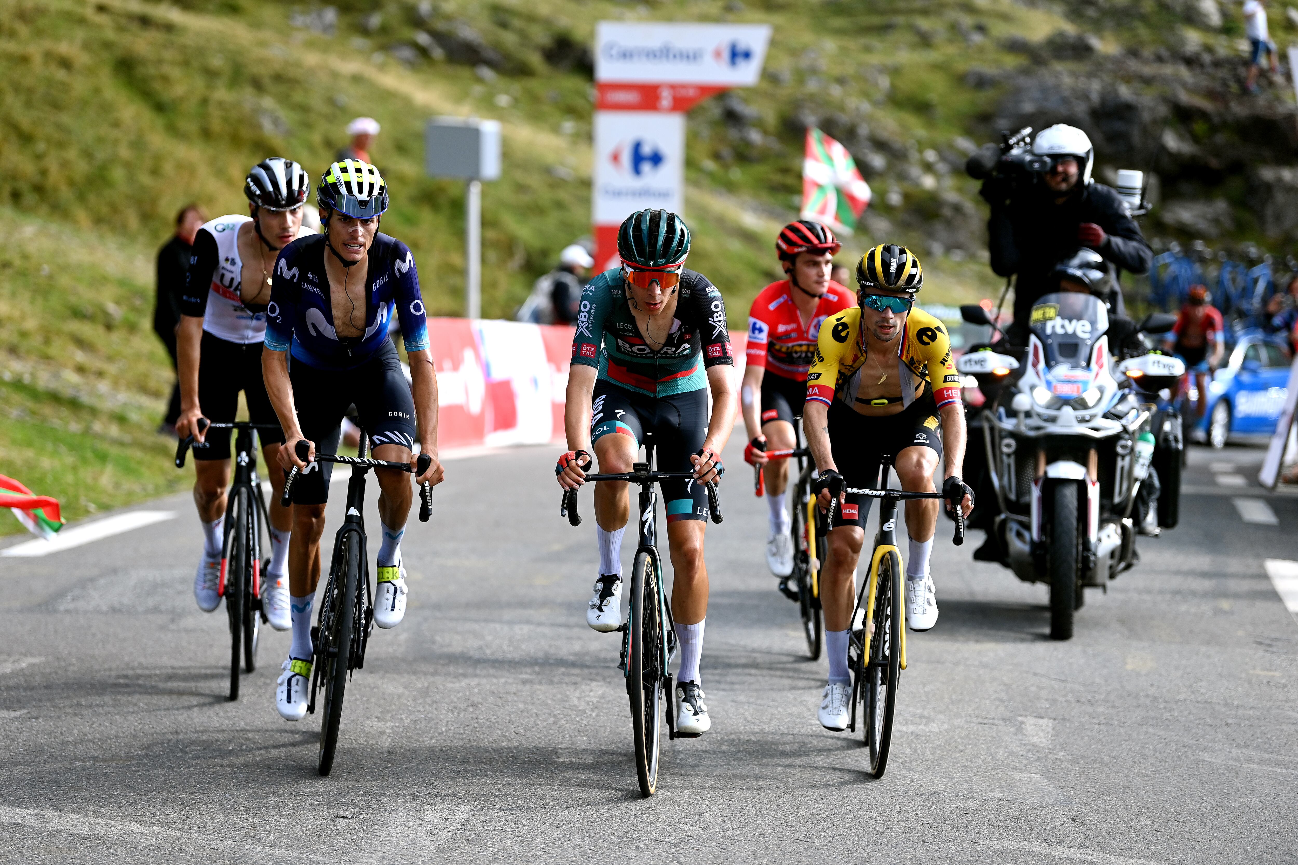 COL DU TOURMALET, FRANCIA - 8 DE SEPTIEMBRE: Una vista general de Mikel Landa de España y el equipo Bahrein - Victorioso, Primož Roglic de Eslovenia, Sepp Kuss de los Estados Unidos y el equipo Jumbo-Visma - Red Leader Jersey, Cian Uijtdebroeks de Bélgica y el equipo BORA - Hansgrohe, Enric Mas de España y Movistar Team y Juan Ayuso de España y UAE Team Emirates compiten en la escapada de la 78ª Vuelta a España 2023, una etapa de 134,7 km desde Formigal. Huesca la Magia al Col du Tourmalet 2115m / #UCIWT / el 08 de septiembre de 2023 en Col du Tourmalet, Francia. (Foto de Tim de Waele/Getty Images)