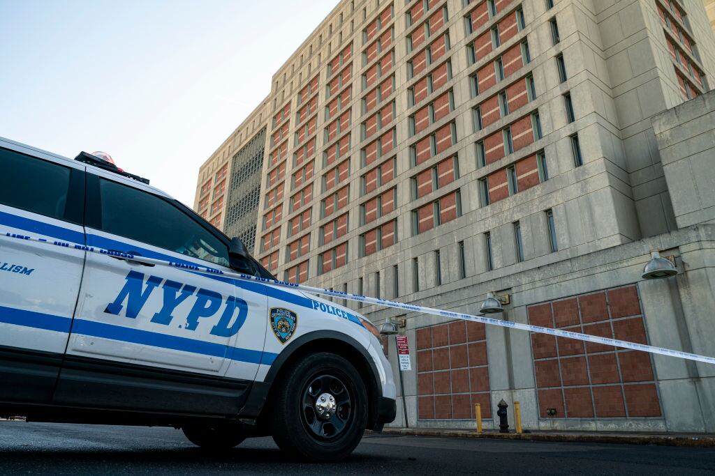 Un vehículo de la policía de Nueva York, afuera del Centro de Detención Metropolitano, en el distrito de Brooklyn de la ciudad de Nueva York (Foto de Drew Angerer/Getty Images)