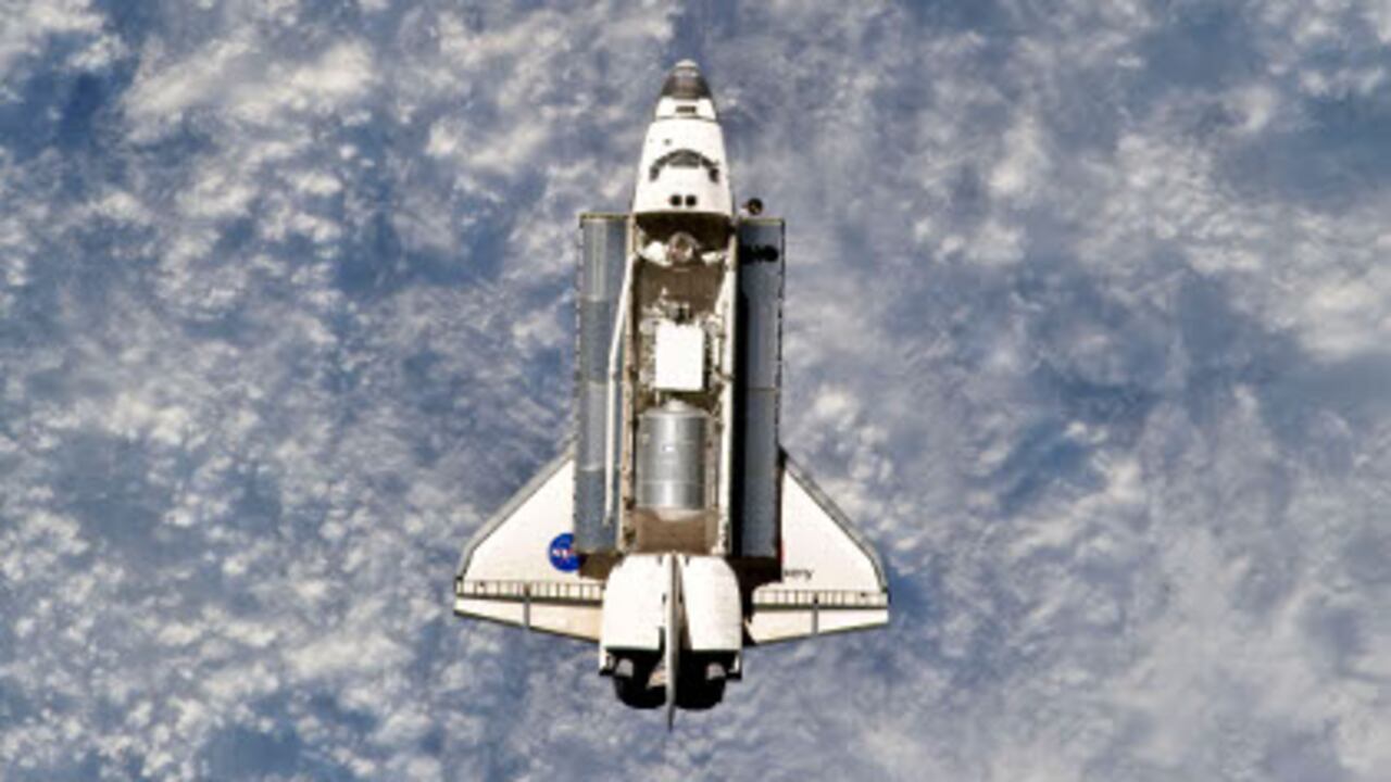 R2 llegó a la estación internacional espacial a bordo del transbordador Discovery.