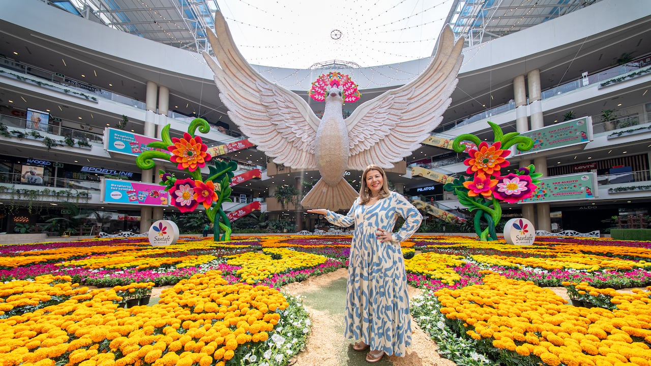 María Fernanda Bertel Puyo, gerente del Centro Comercial Santafé Medellín, en el Tapete de Flores de la Plazoleta Medellín.