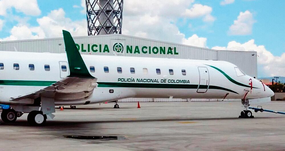 El avión es un Embraer 145XR, comprado por el Gobierno de Iván Duque. Varios de los influencers que se montaron en el avión criticaban su adquisición.