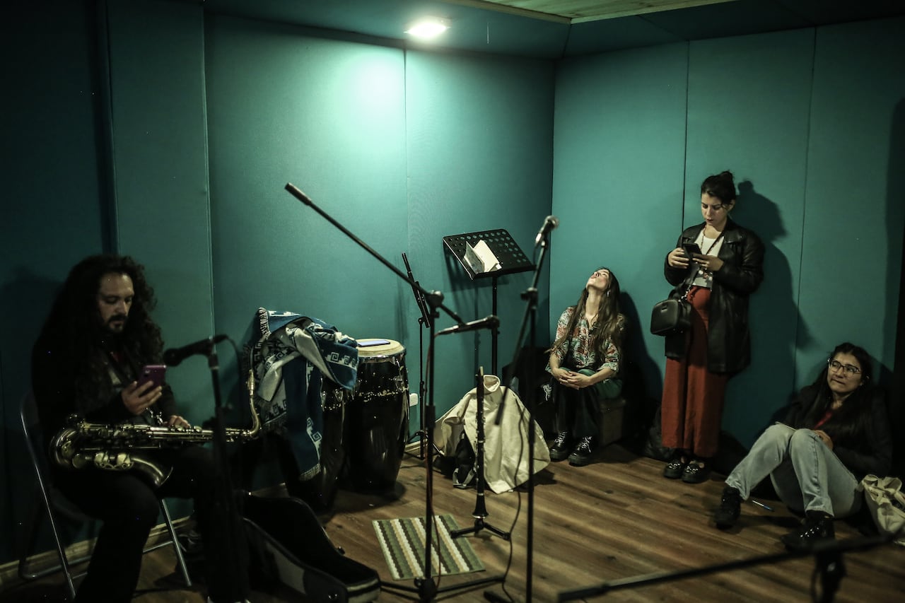 Postales de un ensayo de BUHA 2030, un día de marzo, mientras preparan su concierto en el Festival Estéreo Picnic...