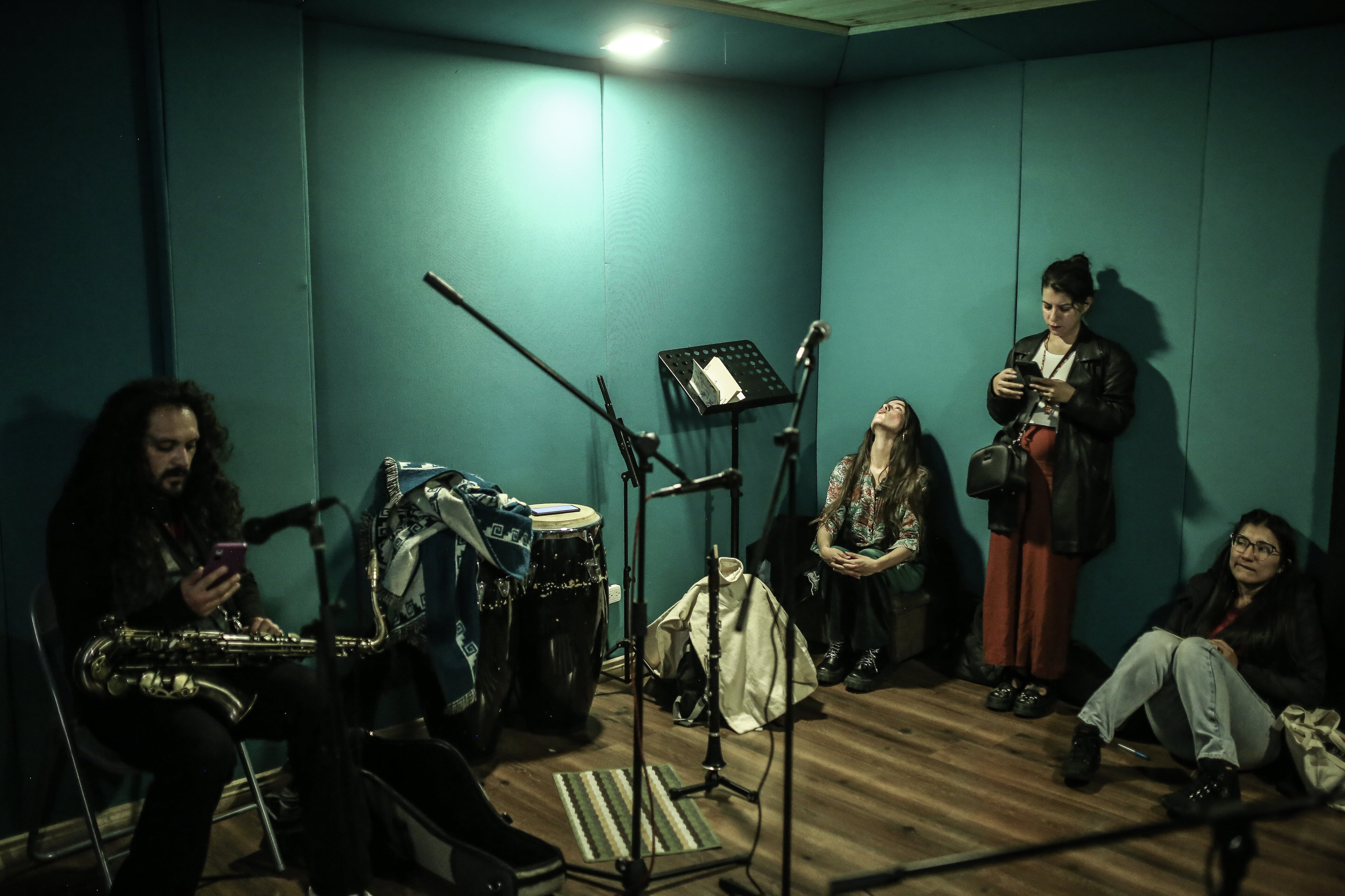 Postales de un ensayo de BUHA 2030, un día de marzo, mientras preparan su concierto en el Festival Estéreo Picnic...