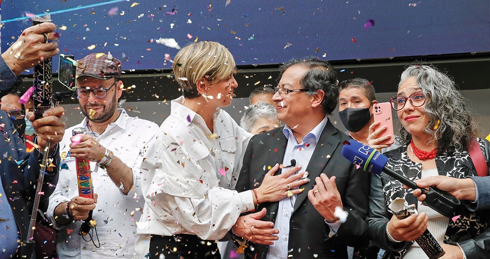 Esta vez su esposa, Verónica Alcocer, ha tenido un papel muy activo en la campaña. Los analistas consideran que le ha jugado a favor.