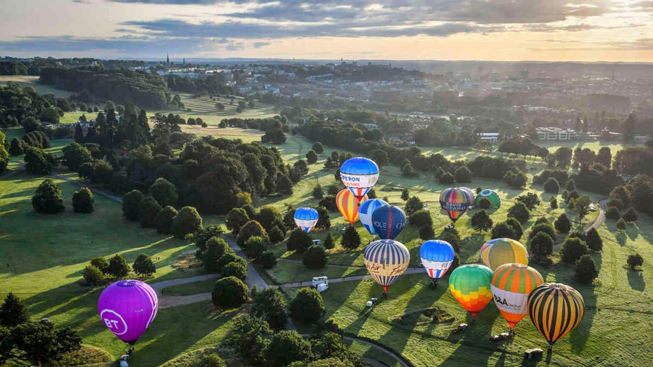 Los globos aerostáticos vuelan sobre Bristol en la Fiesta Internacional de Globos que organiza esta ciudad, el lunes 3 de agosto de 2020. En el evento participaron 43 equipos de globos, para un Fiesta Flypast sobre la ciudad como parte de una alternativa para el distanciamiento social. Foto: Ben Birchall / PA vía AP