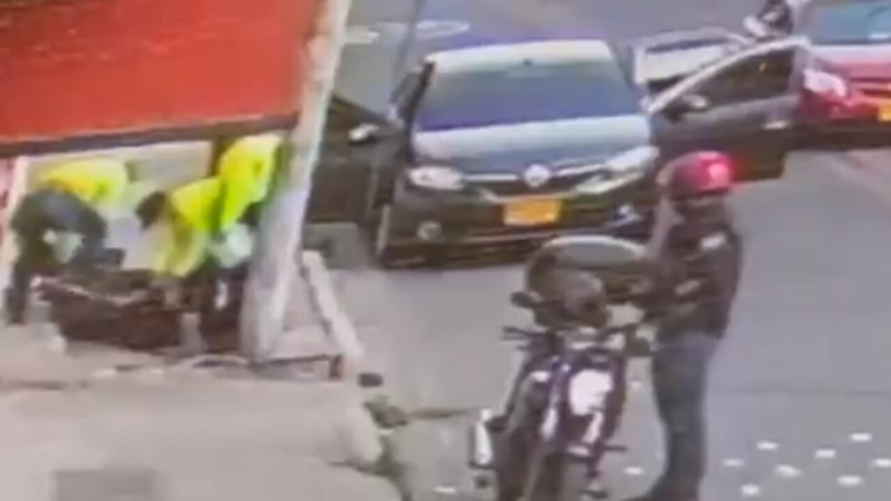 El hombre transitaba en su bicicleta cuando fue interceptado por varios sujetos que se hicieron pasar por policías.