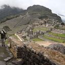 Un trabajador de mantenimiento lleva una bolsa de piedras en el sitio arqueológico de Machu. Foto: AP / Martin Mejía.