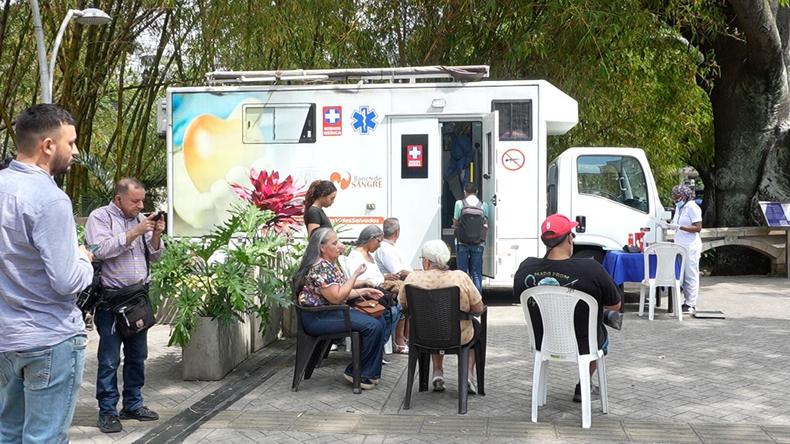 Los caleños se acercaron al Boulevard del Río para participar en la campaña de donación de sangre por los afectados de atentado del jueves 21 de agosto del 2025.