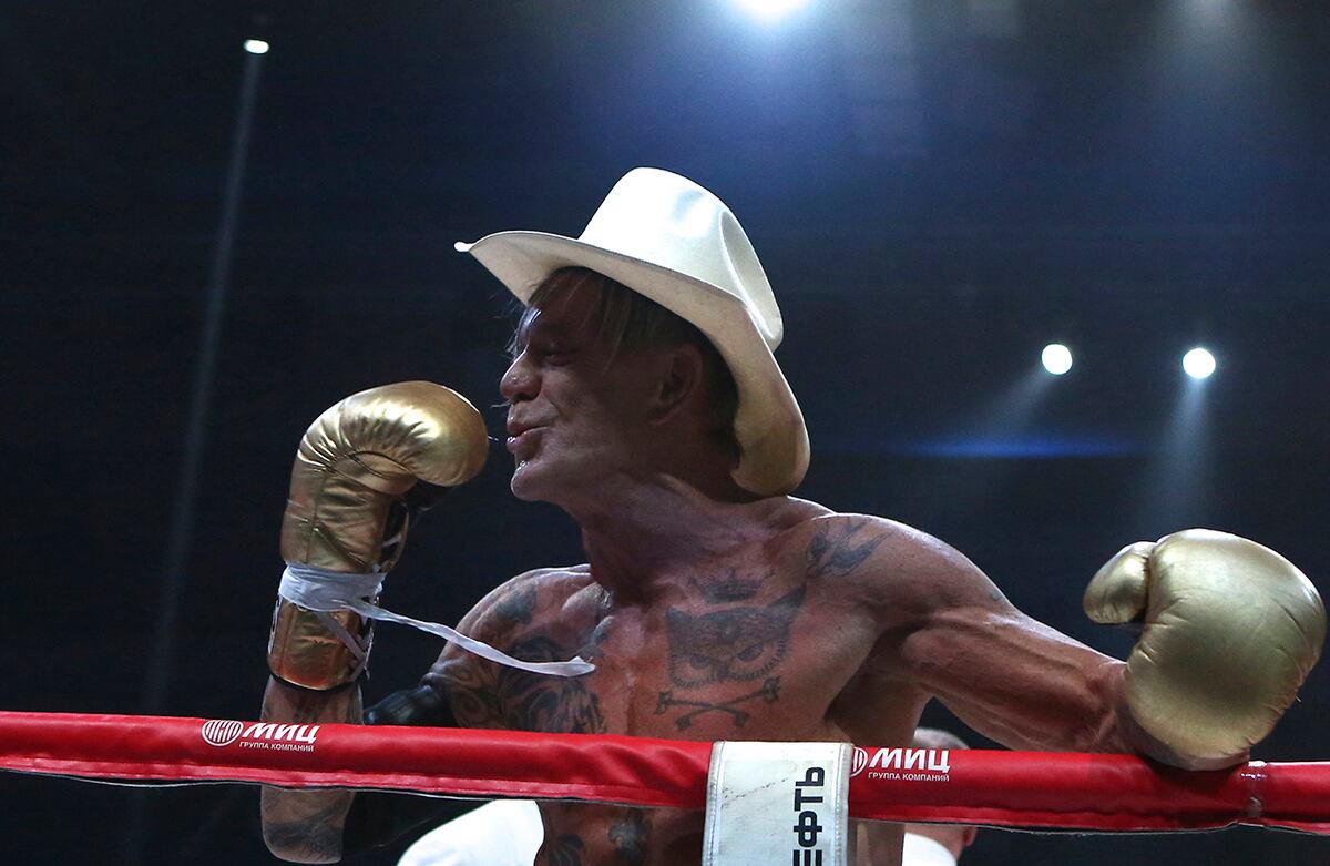 El actor Mickey Rourke besa su guante luego de derrotar a su oponente, Elliot Seymour, durante un encuentro profesional de boxeo en Moscú, Rusia. Rourke, reconocido por actuar en películas como Sin City, Érase una vez en México y Iron Man 2, retornó al boxeo a la edad de 62 años. (AP)