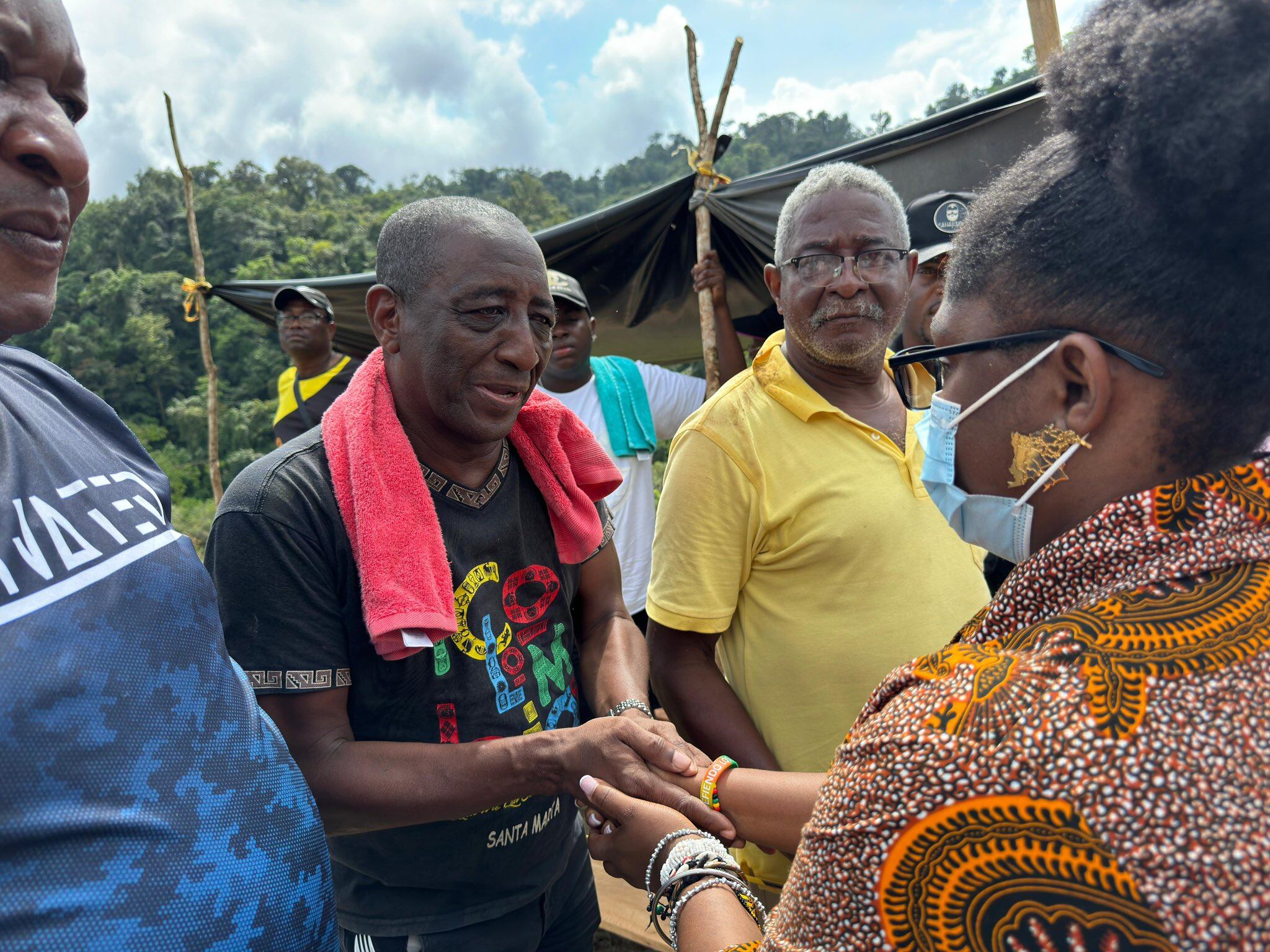 La comunidad ha señalado que la tragedia podría ser peor, pues en la vivienda que fue arrasada por el derrumbe había aproximadamente 50 personas que se estaban refugiando de las fuertes lluvias que ocasionaron la emergencia.