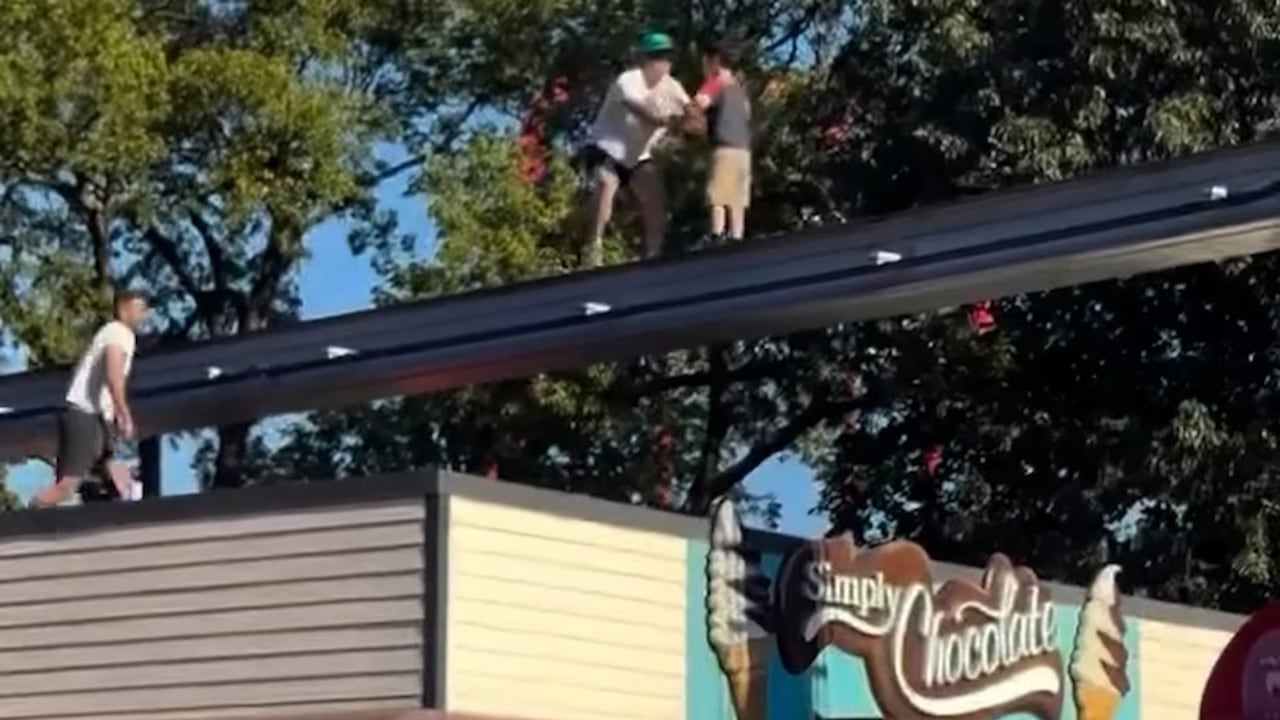 Un hombre subió a las vías para rescatar al menor.