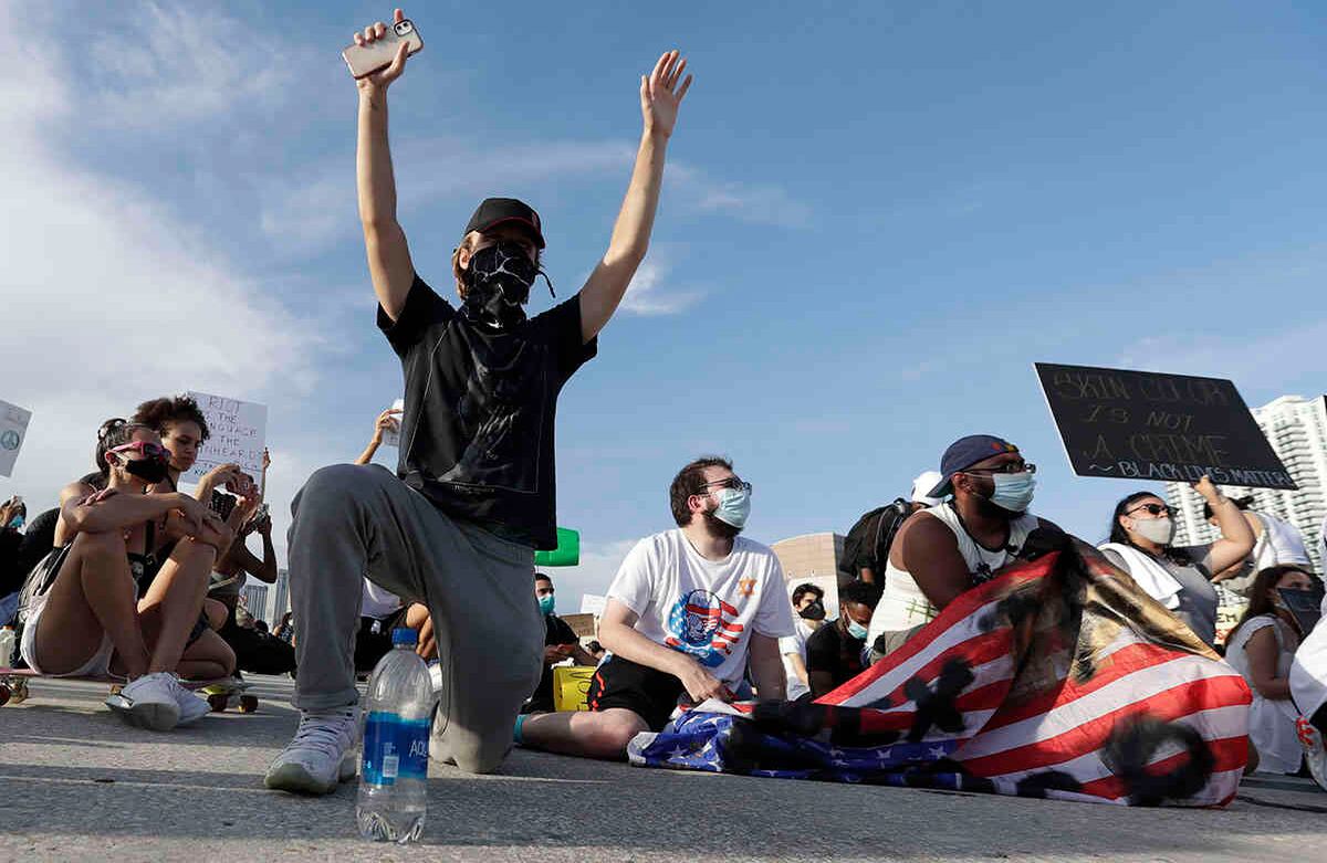 Los manifestantes se arrodillan en una rampa a la salida de la autopista I-95 después de bloquear el tráfico durante una manifestación, el sábado 30 de mayo de 2020, en el centro de Miami. Se llevaron a cabo protestas en todo el país por la muerte de George Floyd, un hombre negro que murió después de ser retenido por los agentes de policía de Minneapolis el 25 de mayo. Foto:  AP / Wilfredo Lee.