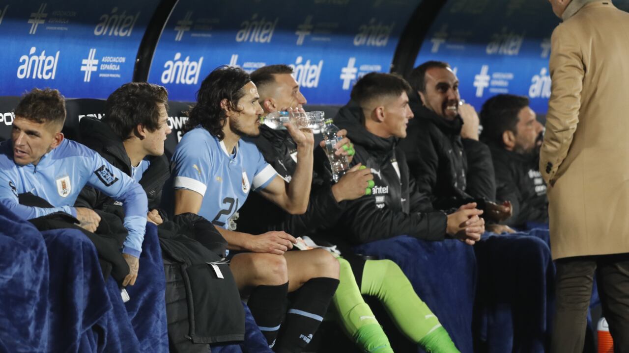 Uruguay's Edinson Cavani, third from left, drinks water during a friendly match against Panama at Centenario Stadium in Montevideo, Uruguay, Saturday, June 11, 2022. Uruguay played its last game before going to the World Cup in Qatar. (AP Photo/Matilde Campodonico)