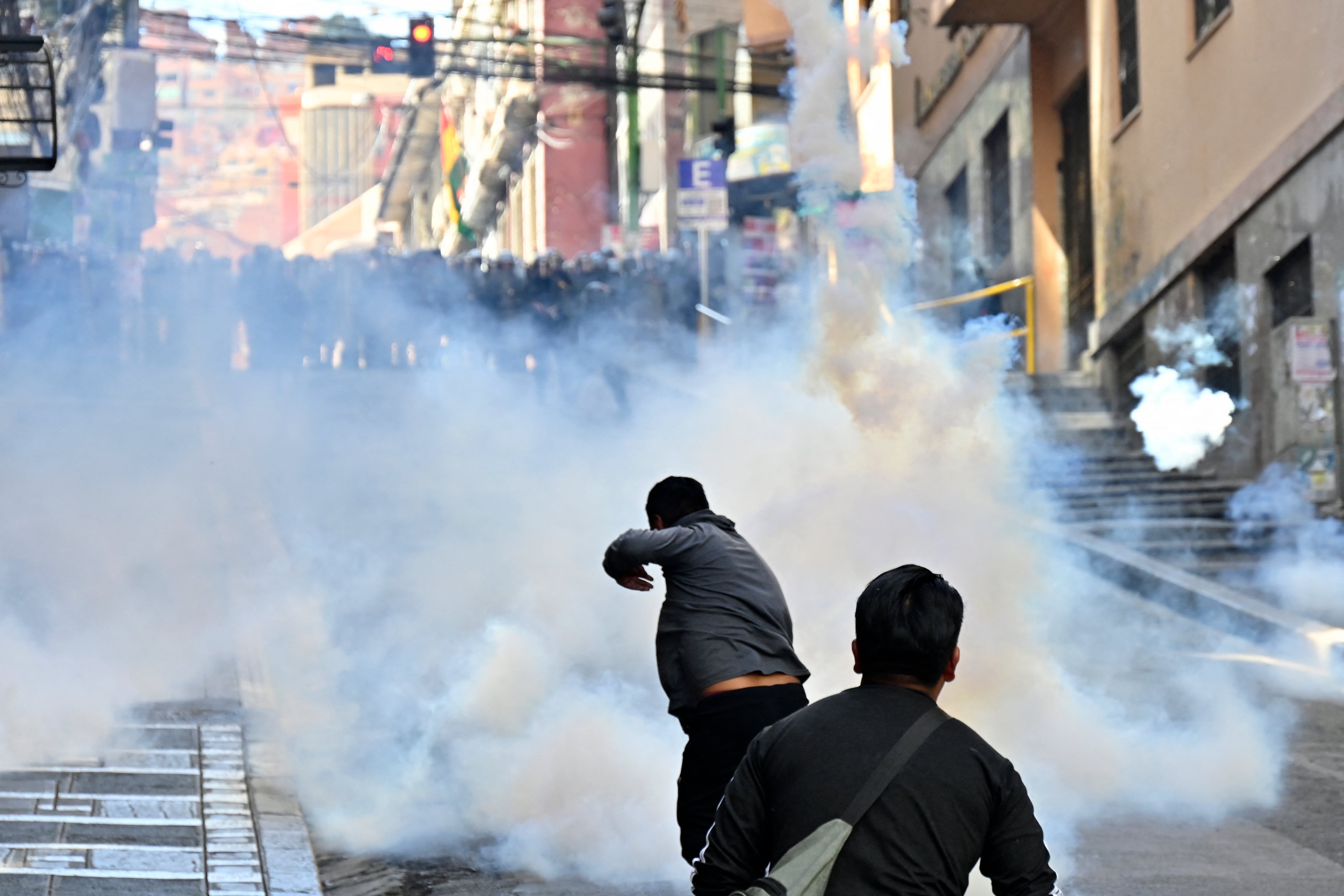 Manifestantes y policías antimotines protagonizaron violentos enfrentamientos en las calles de La Paz durante las protestas contra Rodrigo Paz.
