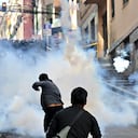 Manifestantes y policías antimotines protagonizaron violentos enfrentamientos en las calles de La Paz durante las protestas contra Rodrigo Paz.
