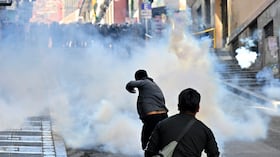 Manifestantes y policías antimotines protagonizaron violentos enfrentamientos en las calles de La Paz durante las protestas contra Rodrigo Paz.