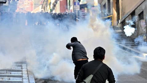 Manifestantes y policías antimotines protagonizaron violentos enfrentamientos en las calles de La Paz durante las protestas contra Rodrigo Paz.