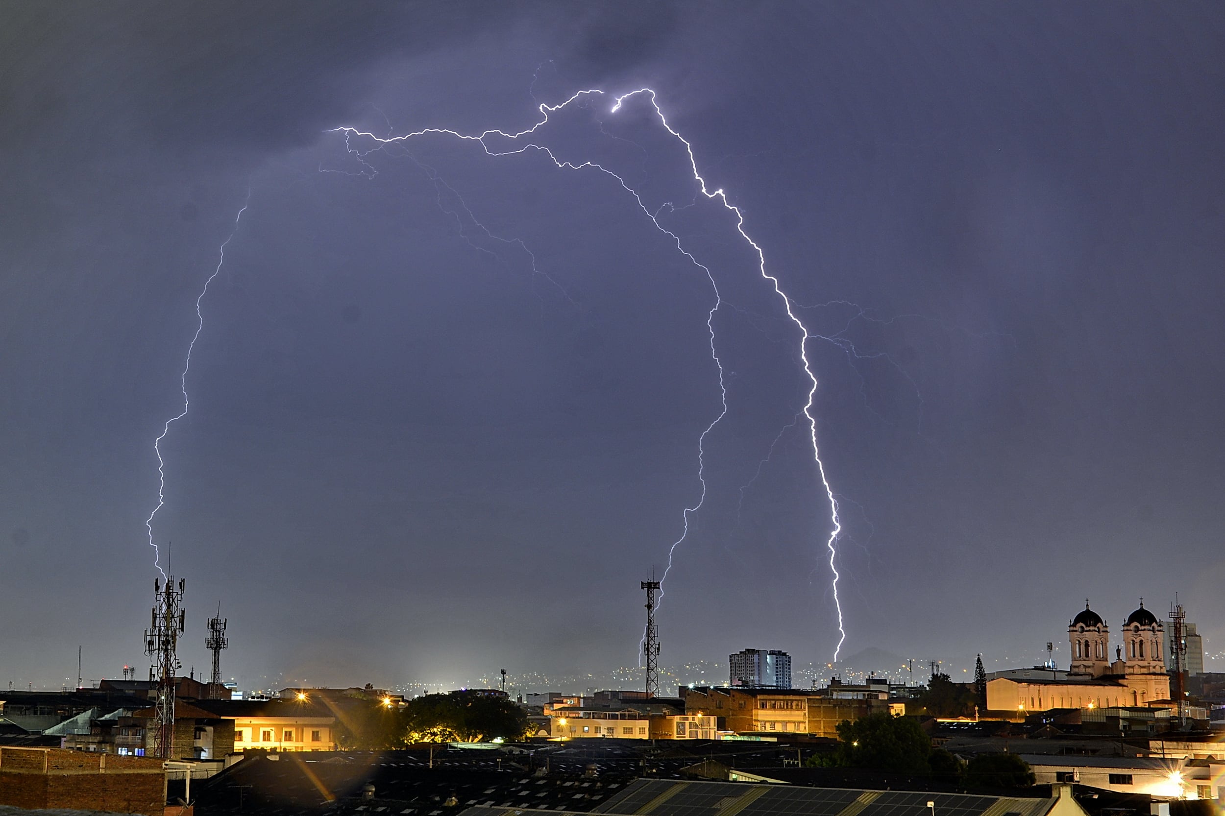 En medio de Fenómeno del Niño, se están presentando fuertes aguaceros con tormentas eléctricas, que tienen a los caleños sin saber si viene una ola de calor o de lluvias. Sin embargo, muchos agradecen estos aguaceros que refrescan la Sultana del Valle.