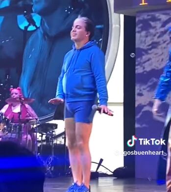 Cristian Castró saltó a la tarima con un outfit bastante llamativo.