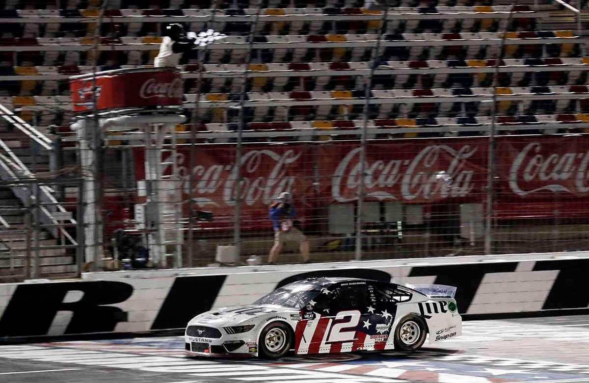 Brad Keselowski gana la carrera de autos de la Nascar Cup Series en Charlotte Motor Speedway, el 25 de mayo,  en Concord, Carolina del Norte. El público, ausente. Foto: Gerry Broome / AP